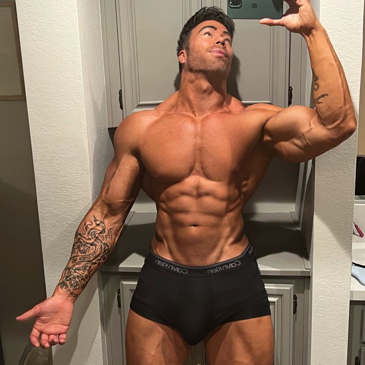 Reese โ๏ธ 6'6" & Hung (760+ Wall Posts)
